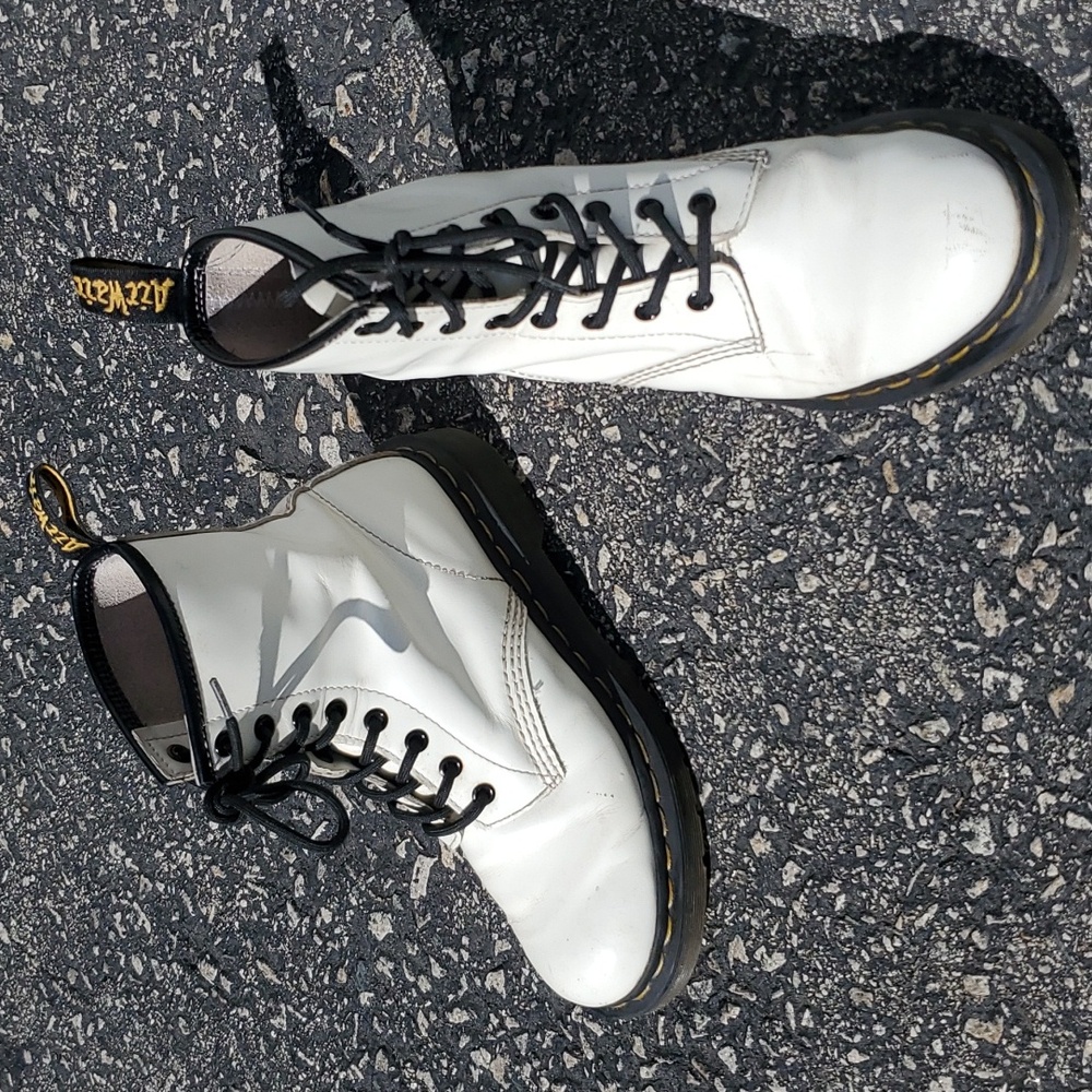 Dr. Martens 11821 Leather Combat Boots in White. Size 7